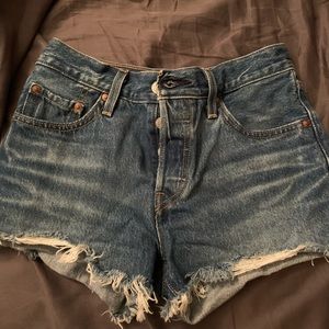 Levi women’s 501 high waisted shorts W25